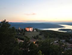 Chateau d'Aiguines et lac de Sainte-Croix
