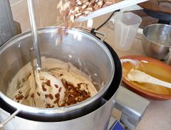 Mas de Trotte-Vache - Nougat blanc en cours de fabrication