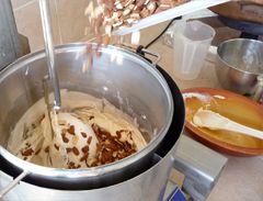 Mas de Trotte-Vache - Fabrication du nougat blanc aux amandes de Provence